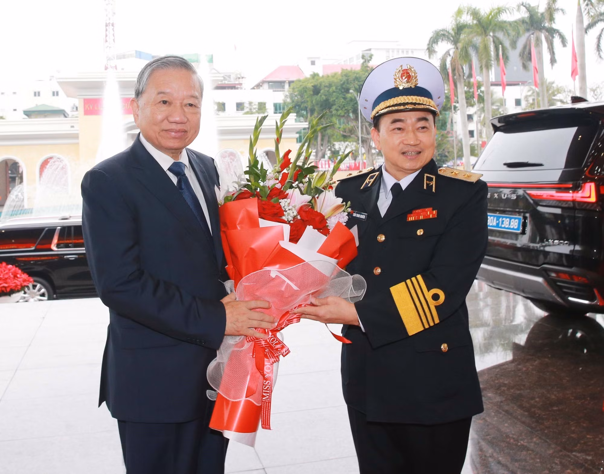 vna-potal-tong-bi-thu-to-lam-du-va-trao-danh-hieu-anh-hung-llvt-nhan-dan-cho-quan-chung-hai-quan-8612073.jpg