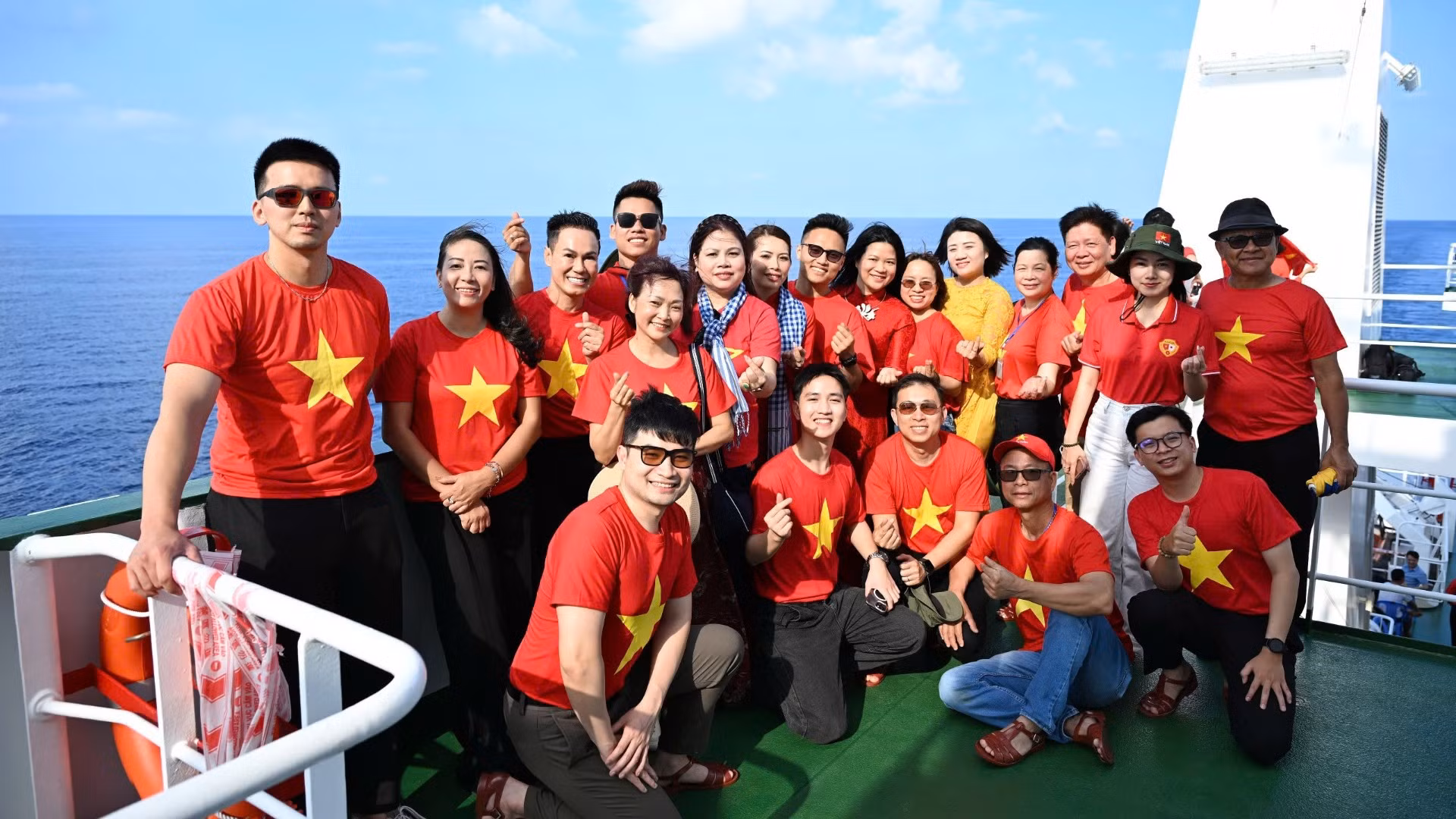 Các kiều bào tham gia Đoàn công tác số 10 thăm Đặc khu Trường Sa, tháng 4/2026. (Ảnh: Việt Hoàng)