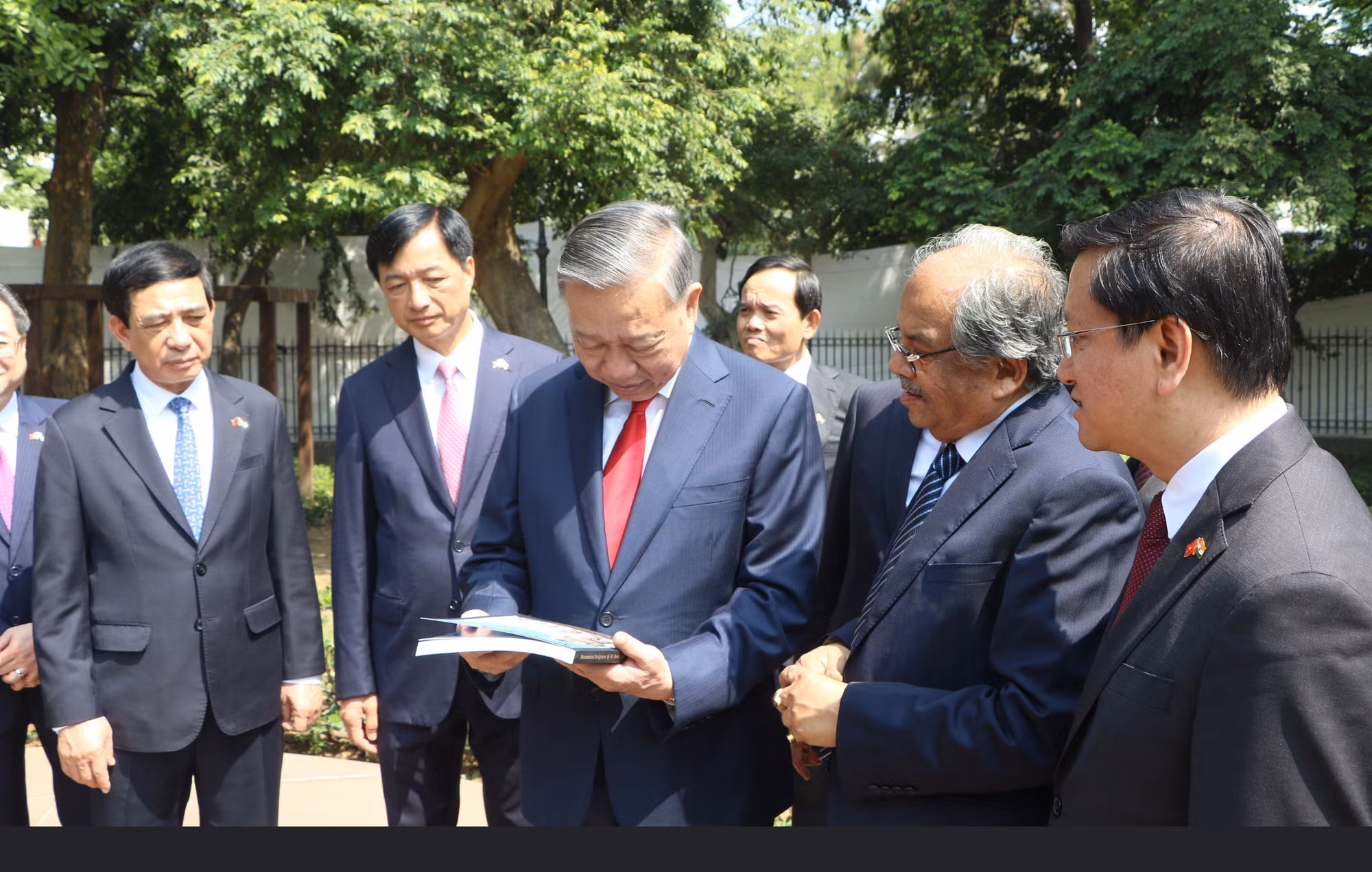 vna-potal-tong-bi-thu-chu-tich-nuoc-to-lam-dat-vong-hoa-tai-tuong-chu-tich-ho-chi-minh-8744111.jpg