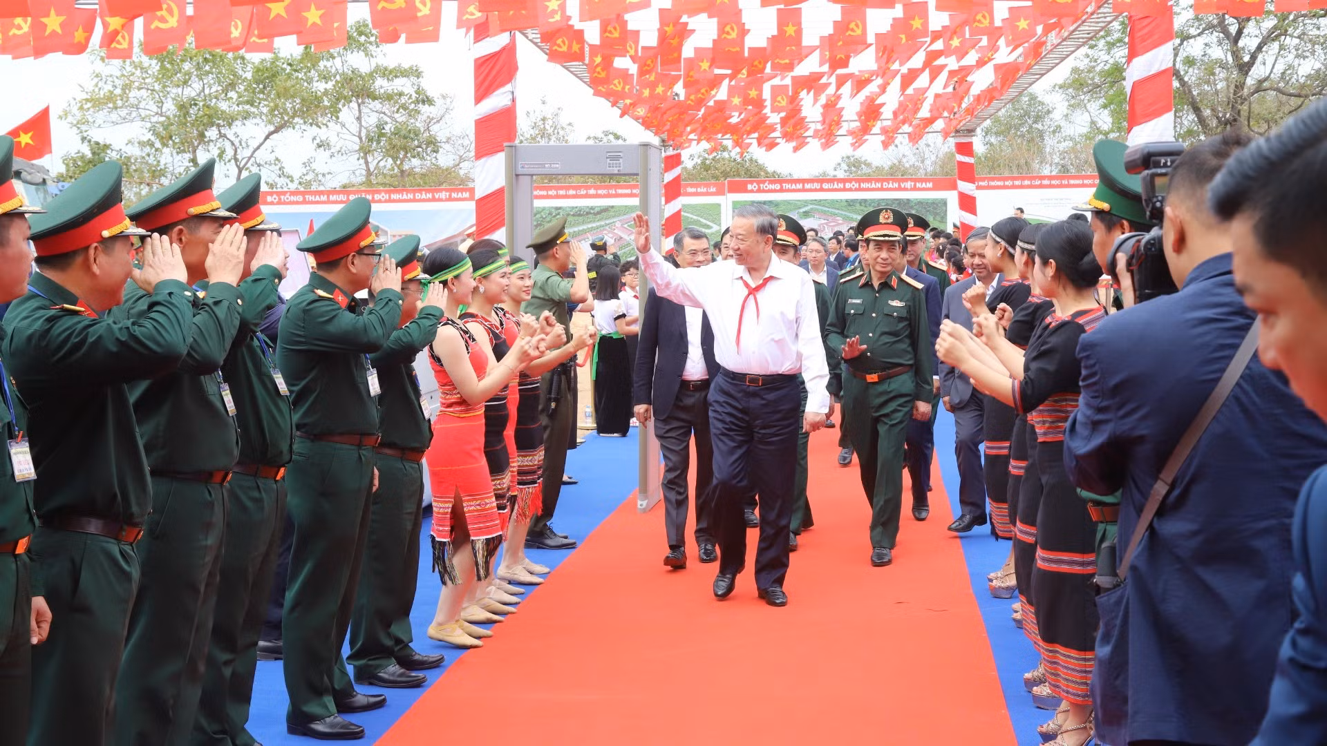 Cán bộ, giáo viên, học sinh xã Ea Rốk chào đón Tổng Bí thư Tô Lâm và các đồng chí lãnh đạo Đảng, Nhà nước đến dự Lễ khởi công.