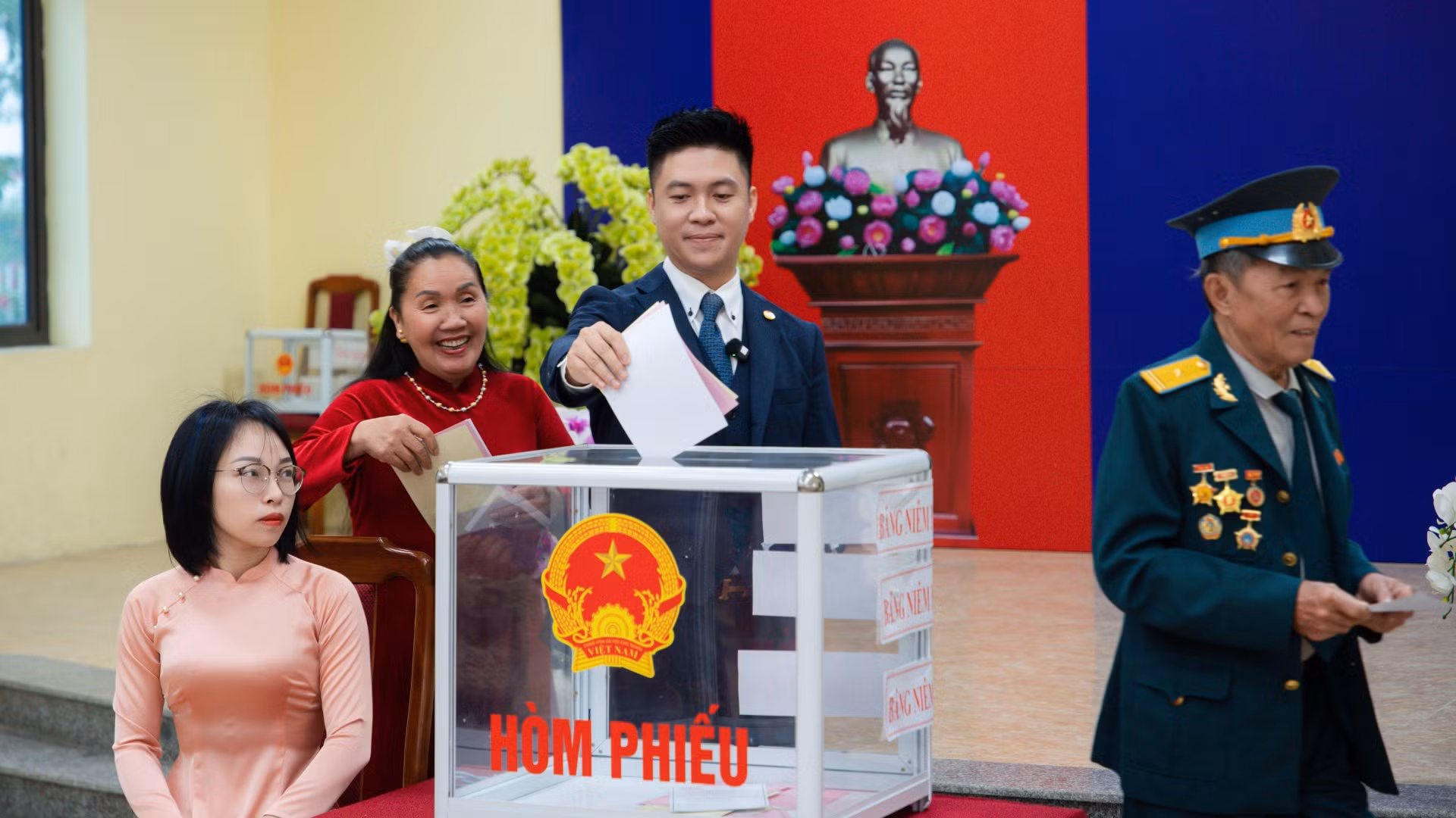 Kiều bào Nguyễn Duy Anh tham gia bỏ phiếu bầu cử đại biểu Quốc hội khóa XVI và đại biểu Hội đồng nhân dân các cấp, sáng 15/3 tại điểm bầu cử số 23, xã Thư Lâm, thành phố Hà Nội.