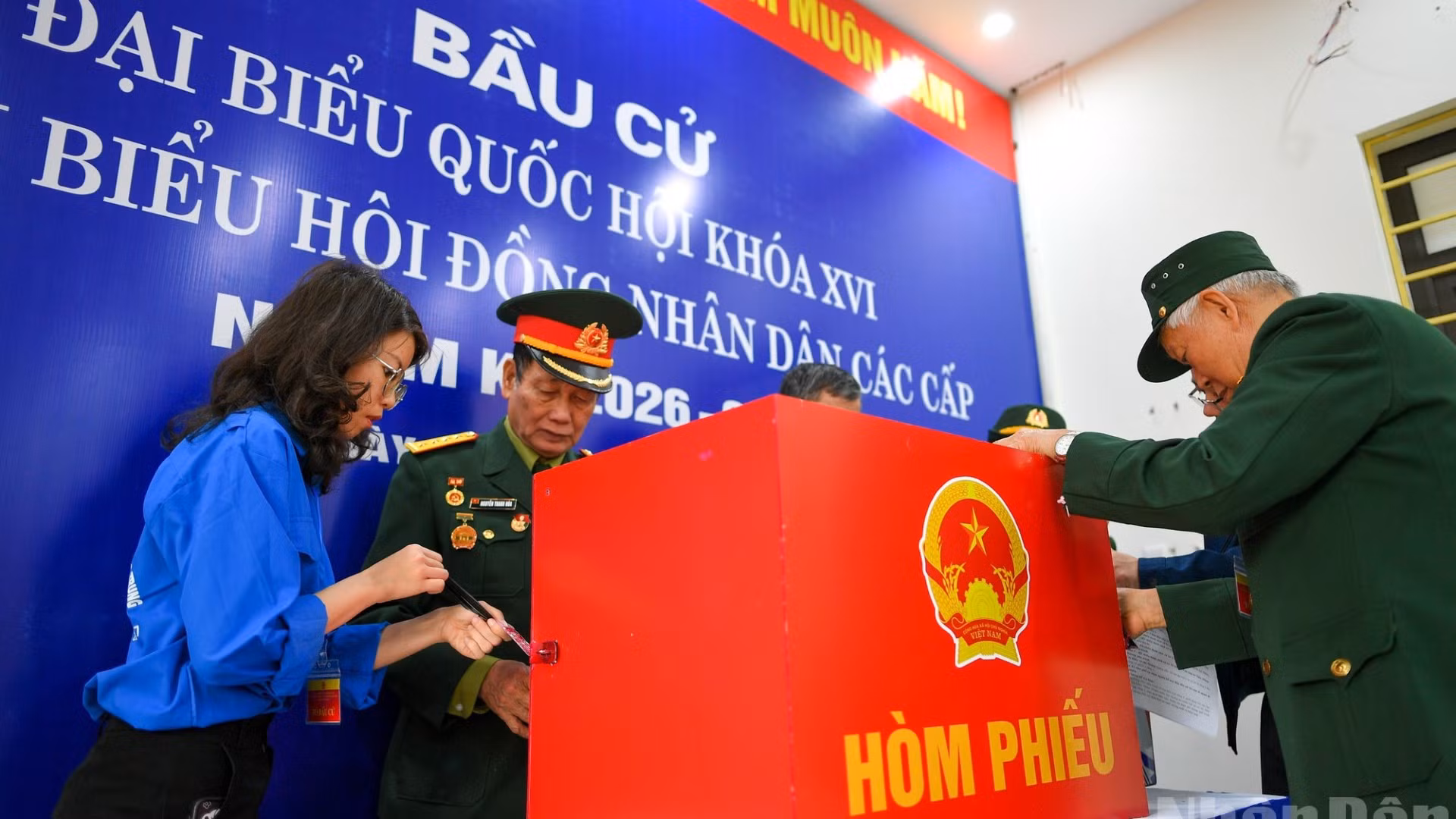 Hòm phiếu được chuẩn bị sẵn sàng cho ngày bầu cử. (Ảnh: THẾ ĐẠI)