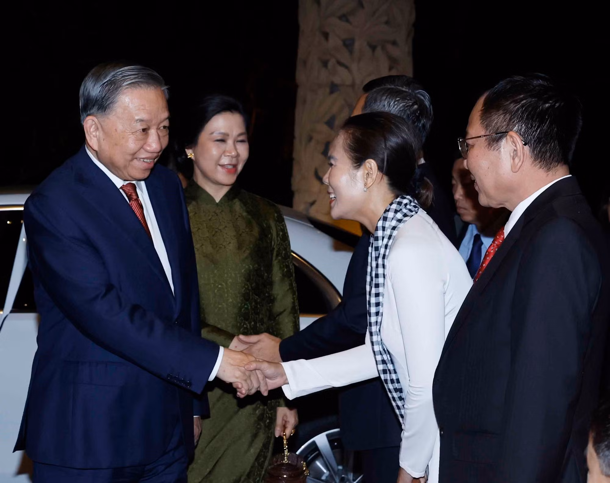 vna-potal-tong-bi-thu-chu-tich-nuoc-to-lam-va-phu-nhan-bat-dau-chuyen-tham-cap-nha-nuoc-toi-singapore-va-phat-bieu-dan-de-tai-doi-thoai-shangri-la-8791482.jpg
