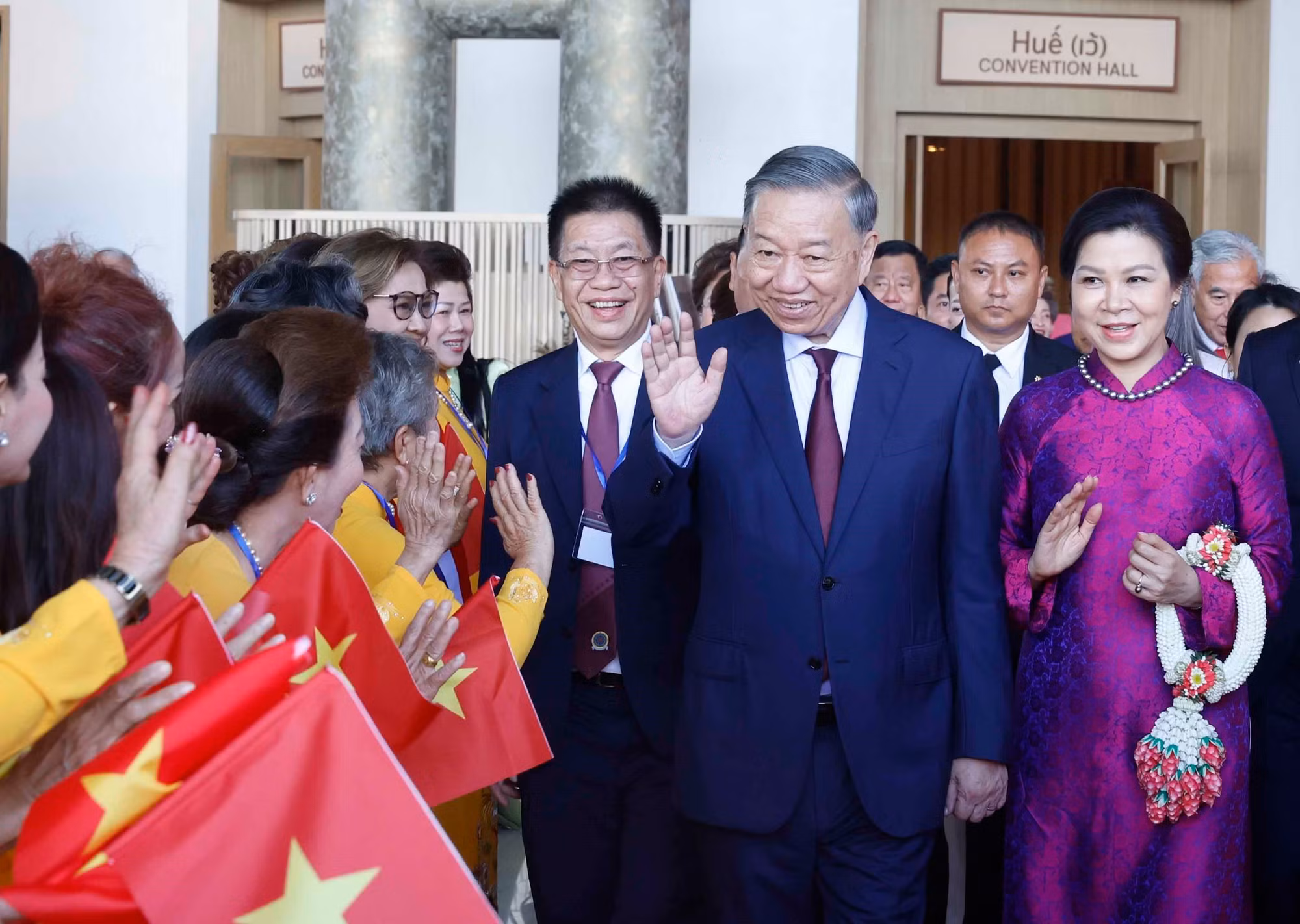 Tổng Bí thư, Chủ tịch nước Tô Lâm và Phu nhân gặp gỡ cộng đồng người Việt Nam tại Thái Lan. (Ảnh: Thống Nhất/TTXVN)