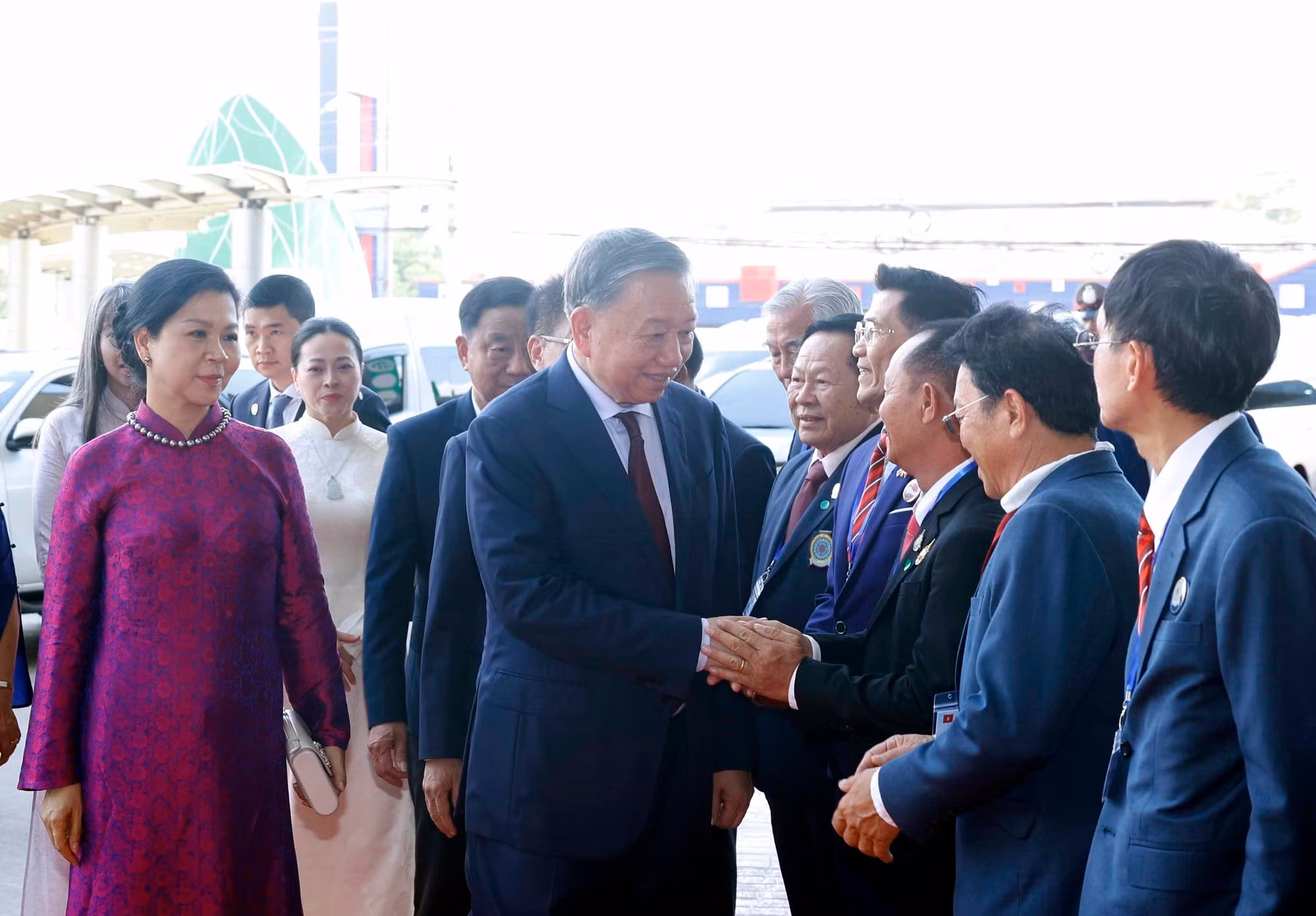 vna-potal-tong-bi-thu-chu-tich-nuoc-to-lam-gap-go-cong-dong-nguoi-viet-nam-tai-thai-lan-8787918.jpg