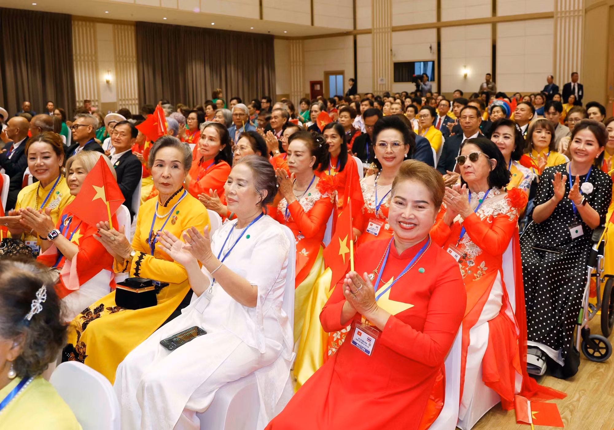 vna-potal-tong-bi-thu-chu-tich-nuoc-to-lam-gap-go-cong-dong-nguoi-viet-nam-tai-thai-lan-8787935.jpg