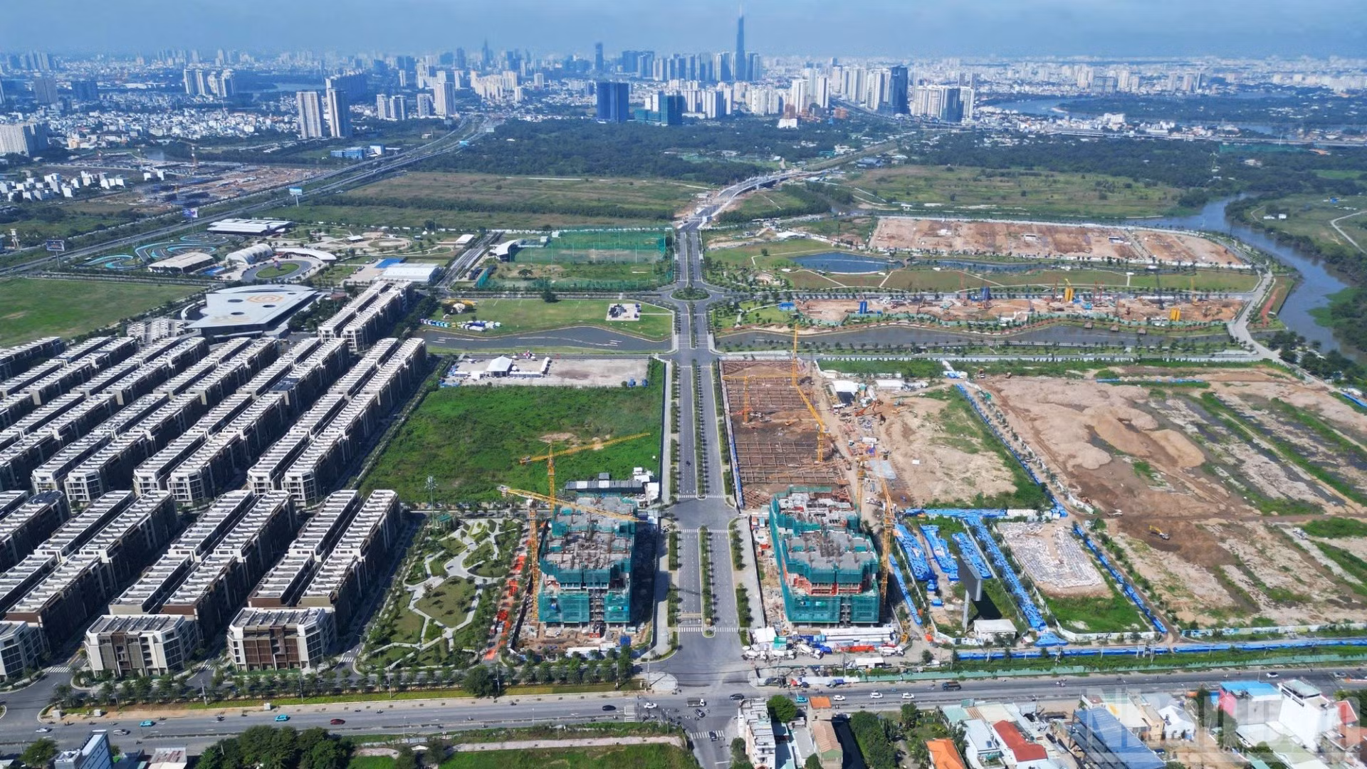 Sau hơn 1 năm thi công, đoạn đường Liên Phường dài 660m kết nối với trục chính vào Khu liên hợp thể dục thể thao Rạch Chiếc đã thi công gần như hoàn thiện các hạng mục chính.