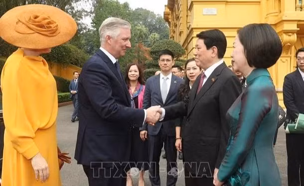Chủ tịch nước Lương Cường và Phu nhân đón Nhà vua Vương quốc Bỉ Philippe và Hoàng hậu, sáng 1/4/2025. (Ảnh: LÂM KHÁNH/TTXVN)