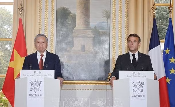 Tổng Bí thư, Chủ tịch nước Tô Lâm và Tổng thống Pháp Emmanuel Macron họp báo chung trước hội đàm tại Điện Elysee ở Thủ đô Paris. (Ảnh: Trí Dũng/TTXVN)