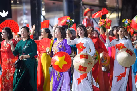 Năm 2026, du lịch Hà Nội khởi sắc, thu hút đông khách du lịch, góp phần tăng thu ngân sách cho thành phố. (Ảnh: THẾ ĐẠI)