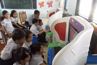 Các em nhỏ được hướng dẫn sử dụng chương trình KidSmart