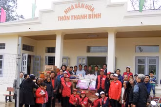 Đội tình nguyện viên Chữ thập đỏ Tân Hòa trao quà Tết tại thôn Thanh Bình, xã Hợp Hòa (Sơn Dương, Tuyên Quang).