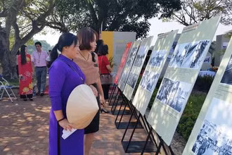 Khách tham quan đến với triển lãm.