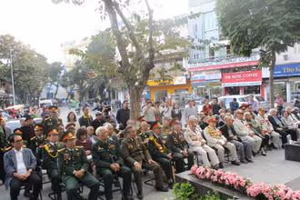 Các cựu chiến binh đến dự khai mạc triển lãm. Người đeo kính đen ngồi ngoài cùng bên trái là nhiếp ảnh gia Nguyễn Hữu Bảo.