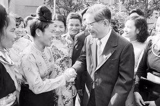Đồng chí Nguyễn Văn Linh gặp gỡ các đại biểu dự Đại hội Đảng lần thứ VI khai mạc ngày 15-12-1986 tại Hà Nội. Ảnh: MINH ĐẠO
