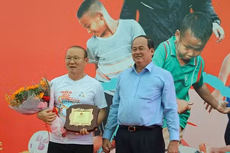 Phó Chủ tịch UBND tỉnh An Giang Nguyễn Thanh Bình và HLV Park Hang Seo. 