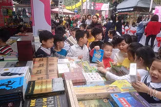 Nhiều em nhỏ hào hứng tham gia Ngày hội sách đầu xuân.