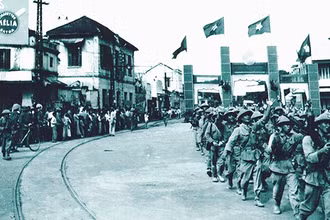 Quân ta từ Ô Cầu Giấy tiến vào Cổng thành Cửa Nam ngày 10-10-1954. Ảnh tư liệu