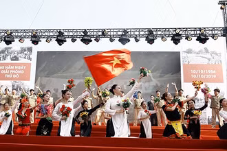 Chương trình nghệ thuật “Khúc tráng ca giữa mùa thu lịch sử”.