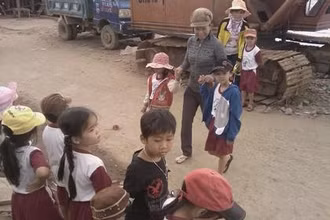 Hiệu trưởng Trường mẫu giáo xã Ðất Mũi, huyện Ngọc Hiển, tỉnh Cà Mau Nguyễn Thanh Thêm hướng dẫn các cháu tham gia giao 