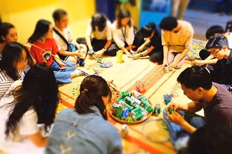 Cùng nhau làm lồng đèn từ vỏ lon.
