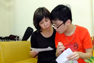 Nhờ có tình thương và lòng kiên nhẫn của mẹ, Hiếu đã vượt qua bệnh tật, tiến bộ rất nhiều .