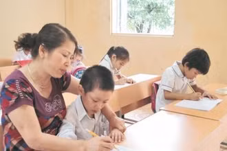 Cô giáo Ðinh Thị Thủy đang dạy các em học sinh nhiễm HIV tại Trung tâm Giáo dục Lao động xã hội số 2 Hà Nội.
