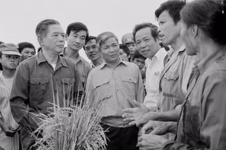 Tổng Bí thư Nguyễn Văn Linh về thăm và nói chuyện với bà con nông dân Hợp tác xã Tùng Phong, xã Tùng Ảnh, huyện Đức Thọ, tỉnh Nghệ Tĩnh (từ ngày 23 đến 27-5-1990). Ảnh: XUÂN LÂM (TTXVN)