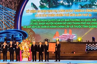 Phó Chủ tịch Quốc hội Uông Chu Lưu trao Nghị quyết của Ủy ban Thường vụ Quốc hội về việc nhập Hoành Bồ vào TP Hạ Long và sắp xếp các đơn vị hành chính cấp xã thuộc tỉnh Quảng Ninh cho tỉnh Quảng Ninh 