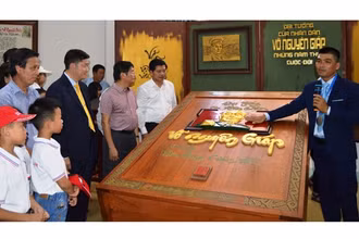 Lễ tiếp nhận sách thư pháp bằng tiếng Việt “Đại tướng của nhân dân - Võ Nguyên Giáp - Những năm tháng cuộc đời”.