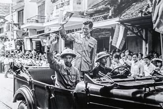 Phó Chủ tịch Ủy ban Quân chính Hà Nội Trần Duy Hưng từ Việt Bắc tiến về tiếp quản Thủ đô năm 1954. Ảnh:Đào Trình