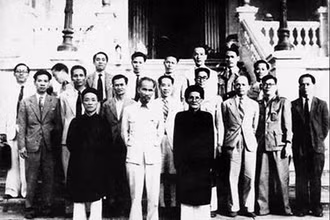 Chính phủ nước Việt Nam Dân chủ cộng hòa được thành lập do Chủ tịch Hồ Chí Minh làm Chủ tịch ra mắt quốc dân (3-11-1946), Bộ trưởng Huỳnh Thúc Kháng (người bên phải, hàng đầu tiên).Ảnh tư liệu