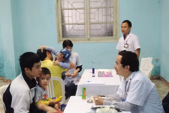 Cung thiếu nhi Hà Nội phối hợp Ðoàn bác sĩ trẻ khám, tư vấn trẻ tự kỷ.