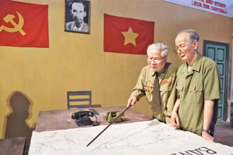 Ông Phùng Đệ (bên trái), chiến sĩ Trung đoàn Thủ đô năm xưa ôn lại kỷ niệm với người bạn già. Ảnh: Như Ý