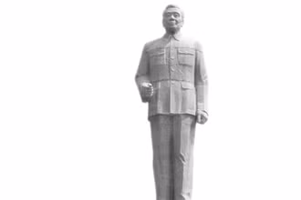 Các đại biểu dâng hoa tại tượng đài Tổng Bí thư Nguyễn Văn Linh.