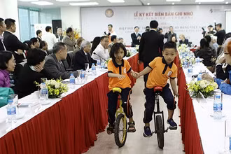 Các em tự kỷ trình diễn đi xe đạp một bánh.