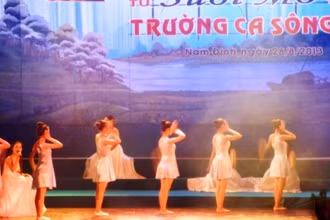 Tốp nữ Nhà Văn hóa 3-2 với tác phẩm Suối mơ trong Chương trình nghệ thuật “Từ Suối Mơ đến Trường ca Sông Lô”.