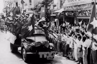 Đại đoàn quân ta từ các cửa ô tiến vào giải phóng Thủ đô. Ảnh: Tư liệu TTXVN.