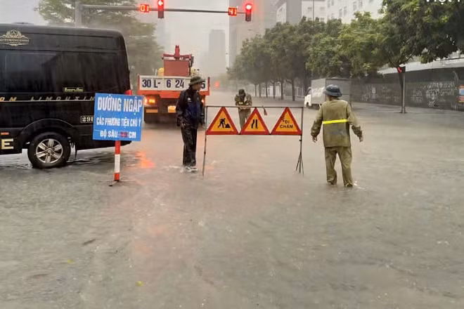 Nhiều điểm, đoạn đường bị ngập đã được Ban Duy tu các công trình hạ tầng giao thông và Công ty trách nhiệm hữu hạn Một thành viên Thoát nước Hà Nội bố trí người hướng dẫn, xử lý ngập.