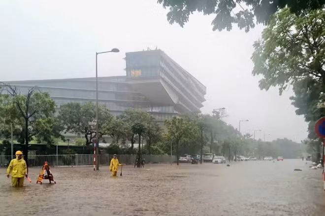 Nhiều tuyến đường ở Hà Nội ngập sâu.