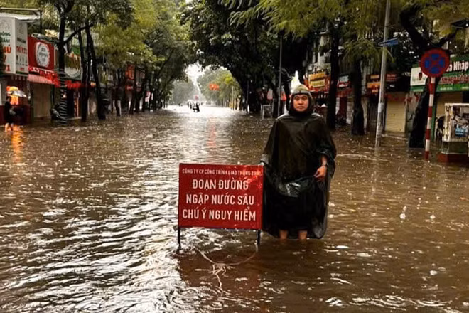Nhiều tuyến đường bị ngập sâu đã được các đơn vị đặt biển cảnh báo.