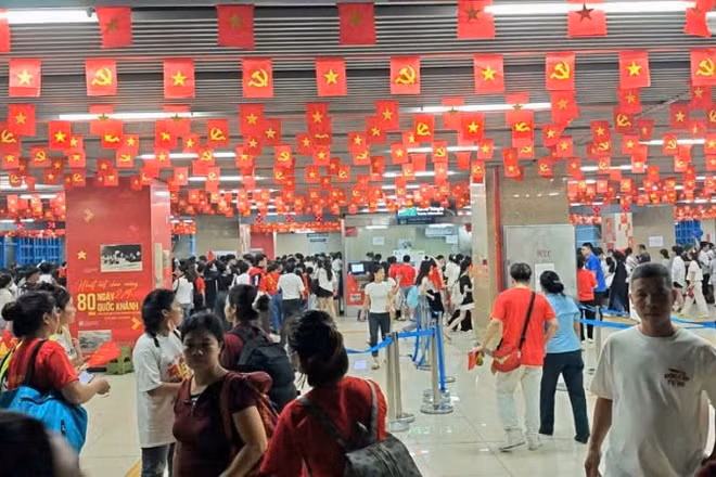 Sở Xây dựng chỉ đạo các đơn vị có phương án sẵn sàng bổ sung đoàn tàu khi nhu cầu người dân đi lại tăng đột biến. 