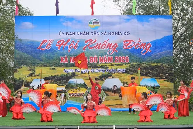 Biểu diễn văn nghệ tại Lễ hội.