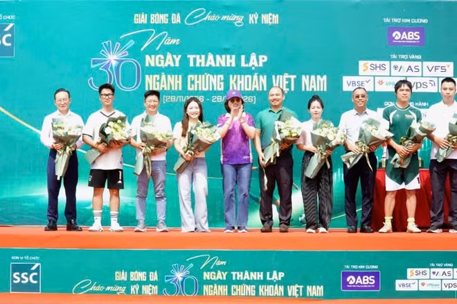 Các đại biểu tham dự khai mạc giải đấu. (Ảnh: VŨ TRÀ)
