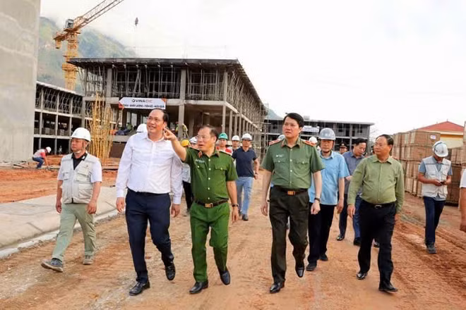 Thượng tướng Nguyễn Văn Long, Thứ trưởng Công an cùng đoàn công tác kiểm tra dự án trường học xã Pa Tần.