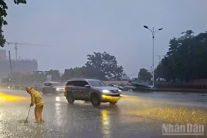 Công nhân xử lý thoát nước đường Đàm Quang Trung.