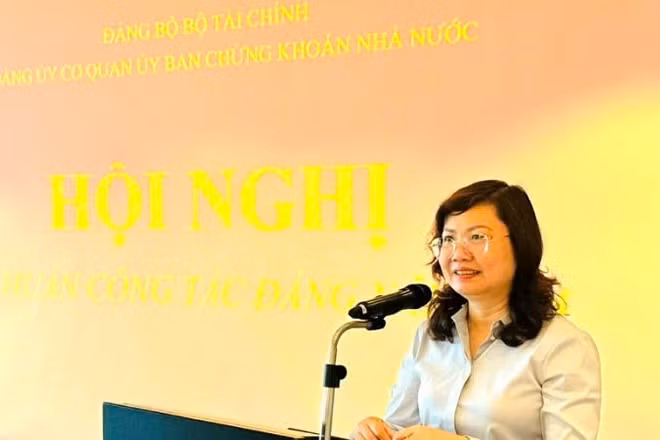 Đồng chí Bí thư Đảng ủy cơ quan Ủy ban Chứng khoán Nhà nước Vũ Thị Chân Phương phát biểu tại Hội nghị tập huấn công tác Đảng.