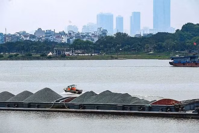 Tàu thuyền lưu thông trên sông Hồng. (Ảnh: Chu Dũng)
