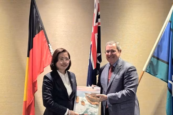 Bà Vũ Thị Chân Phương và ông Joseph Longo, Chủ tịch Ủy ban Chứng khoán và Đầu tư Australia. 
