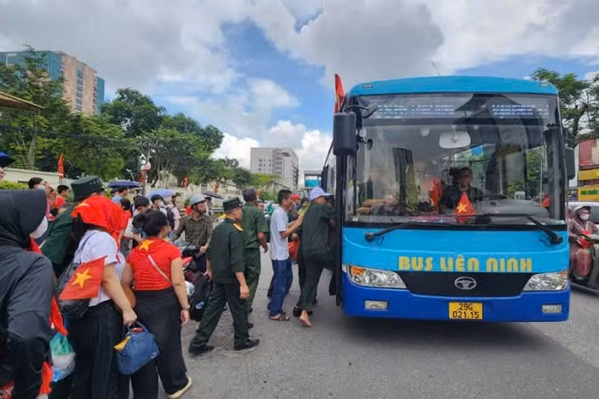 Các tuyến xe buýt đã được điều chỉnh vận hành linh hoạt, tăng cường giải tỏa hành khách từ sớm.